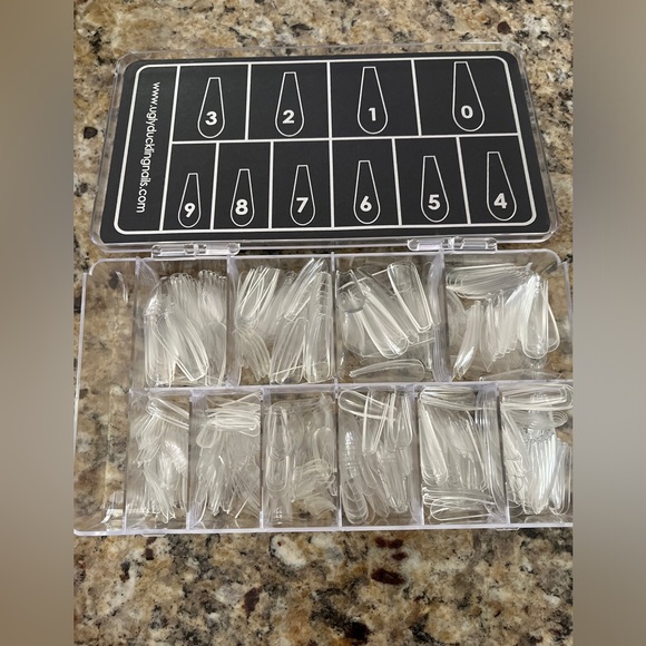 Full coverage nails - Picture 2 of 2